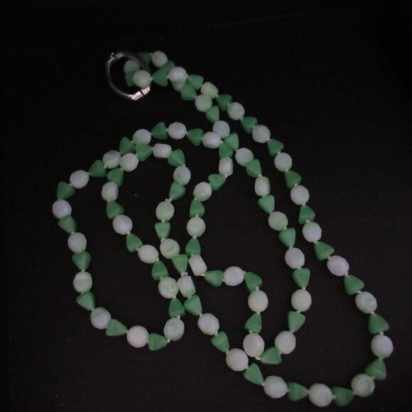Uranium glass bead necklace - Picture 2 of 11